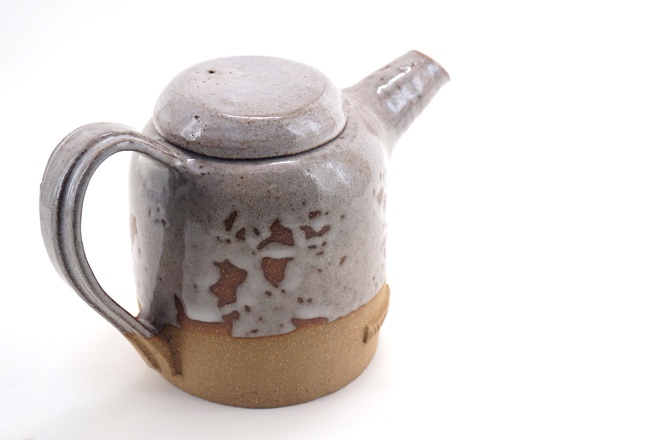 Theepot kiezel glazuur op roodbakkende steengoedklei