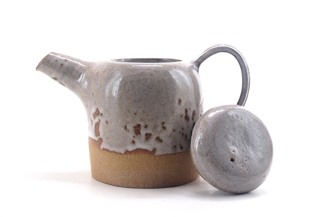 Theepot kiezel glazuur op roodbakkende steengoedklei