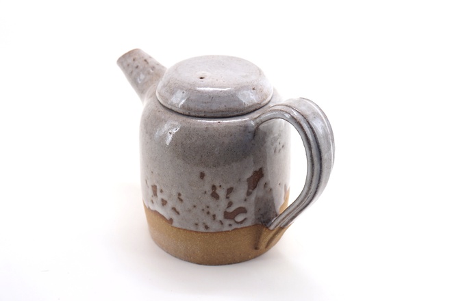 Theepot kiezel glazuur op roodbakkende steengoedklei