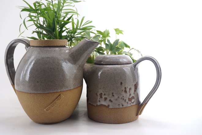 Theepot kiezel glazuur op roodbakkende steengoedklei