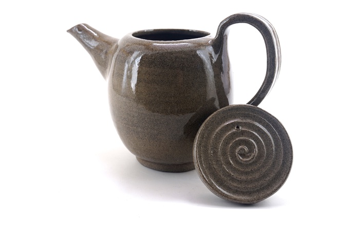 Theepot met transparant glazuur op grijze spikkelklei