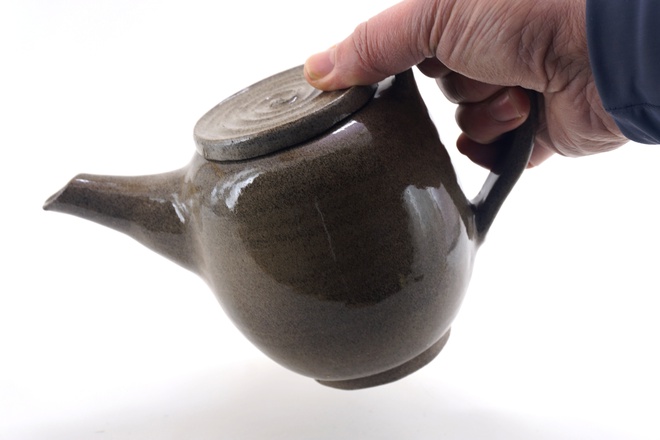 Theepot met transparant glazuur op grijze spikkelklei