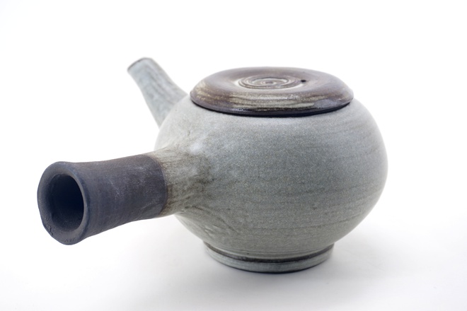 Yokode Kyūhu - theepot van zwarte klei met winterwit glazuur