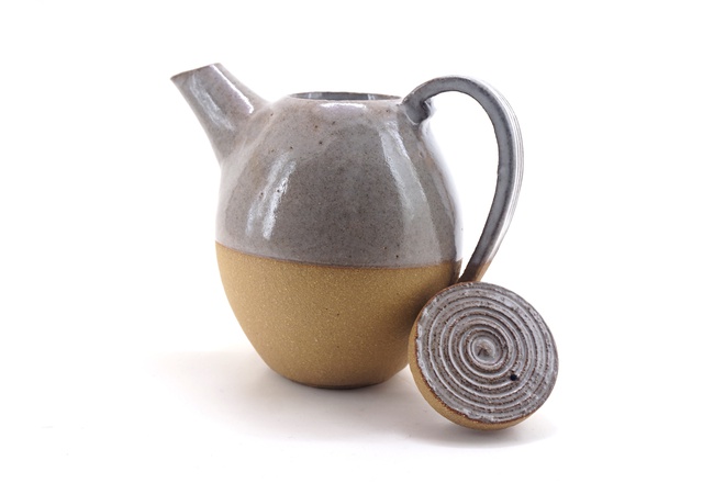 Theepot met kiezel glans glazuur op roodbakkende steengoedklei