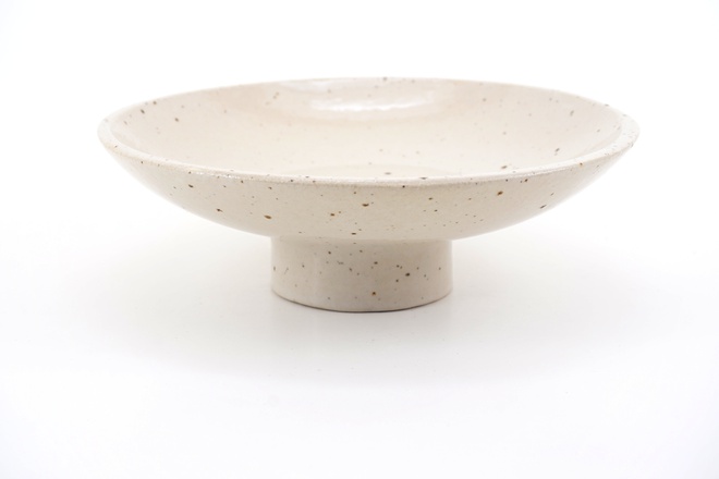 Schaaltje op voet gespikkeld kleur Winterwit glans 17.5cm