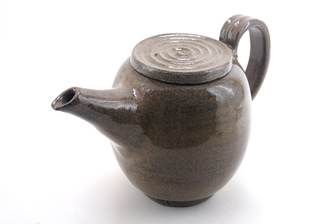 Theepot met transparant glazuur op grijze spikkelklei