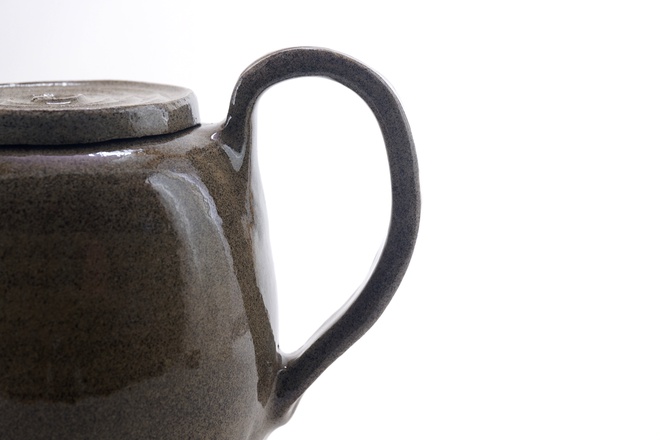 Theepot met transparant glazuur op grijze spikkelklei