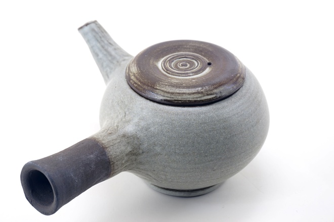 Yokode Kyūhu - theepot van zwarte klei met winterwit glazuur