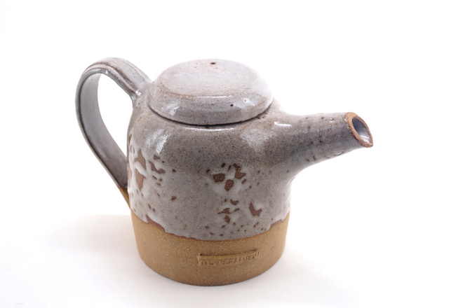 Theepot kiezel glazuur op roodbakkende steengoedklei